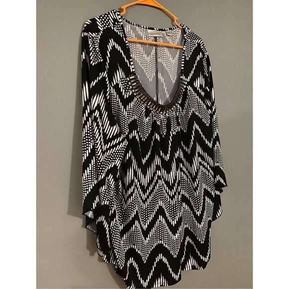 Avenue Black And White Chevron Print Detailed Neck Bat Wing Top Size 22/24 - Picture 3 of 6